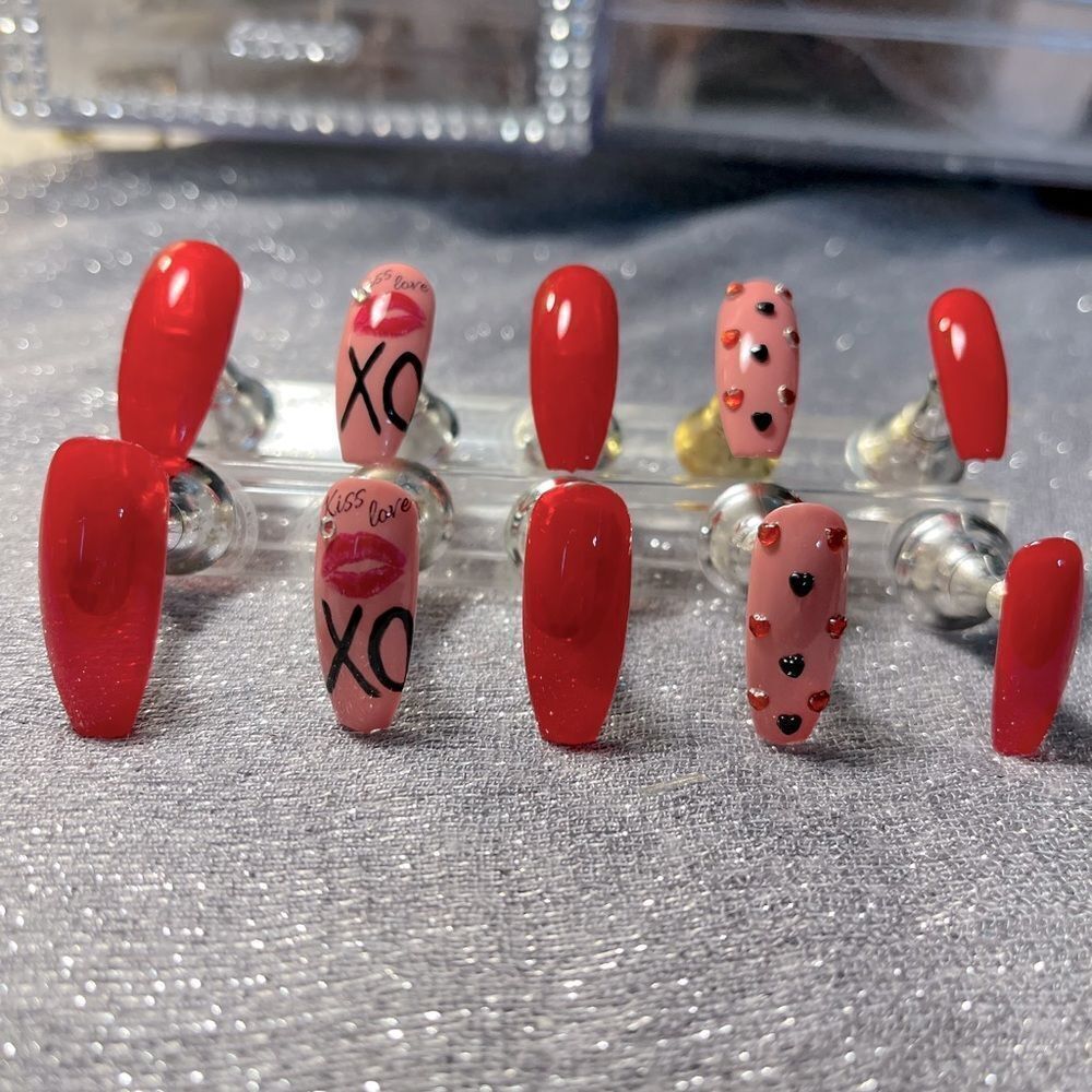 Love, hugs, and kisses gel pressons